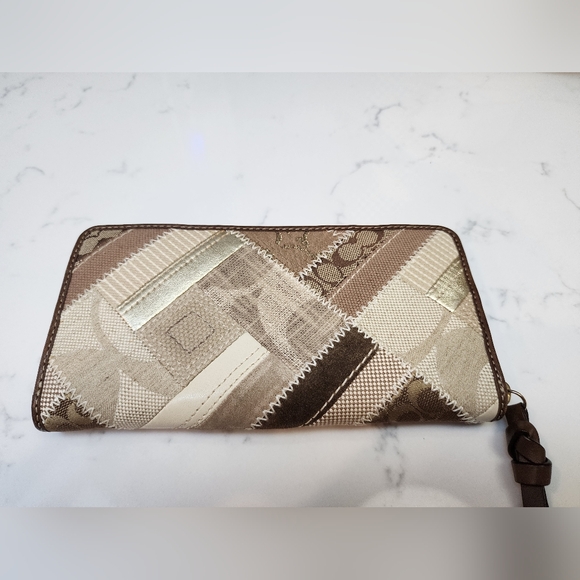 COACH Patchwork Signature C Zip Around Accordian Wallet.  EUC - Picture 2 of 14